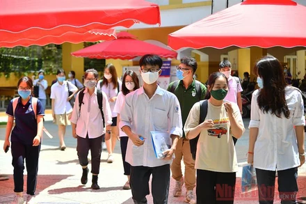 Thí sinh rời khỏi Điểm thi sau khi kết thúc môn thi (Ảnh: THUỶ NGUYÊN)