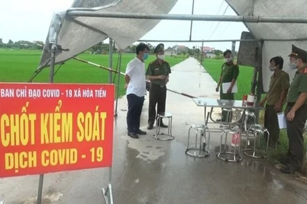 Chốt kiểm soát dịch Covid-19 được duy trì hoạt động 24/24 giờ tại ổ dịch thôn Bùi, xã Hòa Tiến (Hưng Hà, tỉnh Thái Bình).