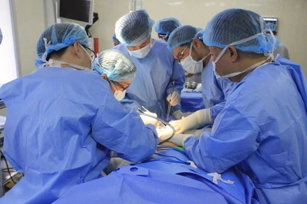 Các bác sĩ thực hiện ca phẫu thuật cho bệnh nhân.