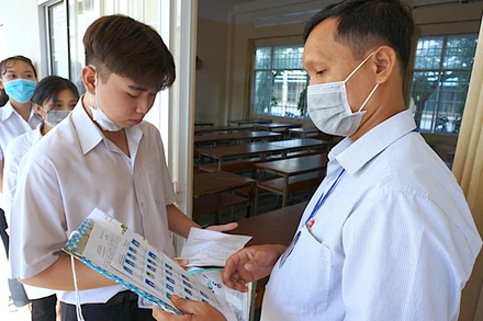 Thí sinh ở Cà Mau làm thủ tục trước khi vào phòng thi.