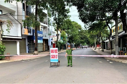 Phong tỏa đoạn đường Hoàng Diệu, TP Buôn Ma Thuột để phòng, chống dịch Covid-19.