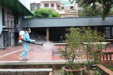 Phun thuốc khử khuẩn khu dịch vụ ở phố Quang Trung, phường Đông Vệ, thành phố Thanh Hóa