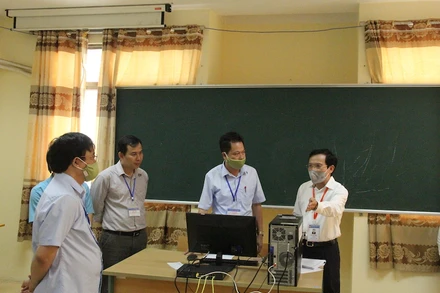 Đoàn kiểm tra của Bộ GD-ĐT kiêm tra công tác chấm thi tại địa phương.