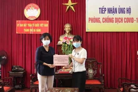 Trung tâm Phụng dưỡng người có công trao số tiền ủng hộ.