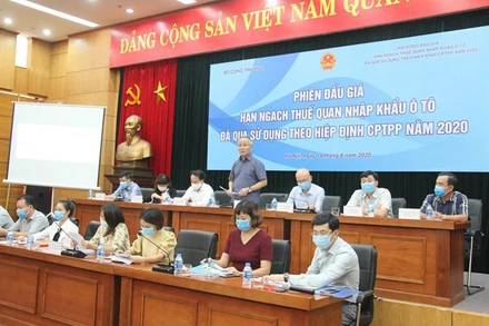 Thứ trưởng Công thương Trần Quốc Khánh phát biểu tại phiên đấu giá. 