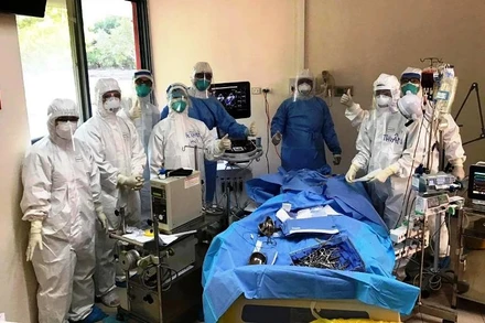 Niềm vui của của đội ngũ y, bác sĩ tại Bệnh viện T.Ư Huế cơ sở 2 khi có thêm nhiều bệnh nhân Covid-19 được chữa lành bệnh.