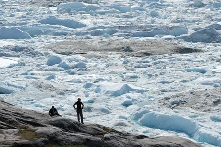 Du khách trên dải băng Greenland. (Ảnh: Getty Images)
