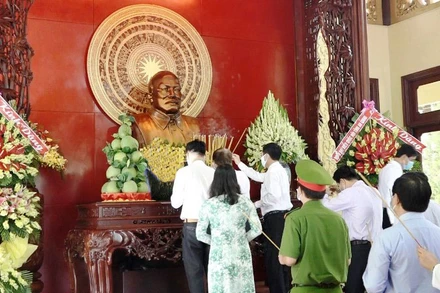 Các đại biểu thắp hương tưởng niệm Bác Tôn tại Khu lưu niệm Chủ tịch Tôn Đức Thắng.