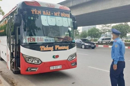 Lực lượng chức năng kiểm tra, xử lý xe bắt khách trên đường Phạm Hùng.
