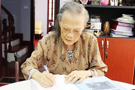 Cụ Lê Thi - người phụ nữ kéo cờ Tổ quốc trong lễ Tuyên ngôn Độc lập năm 1945.