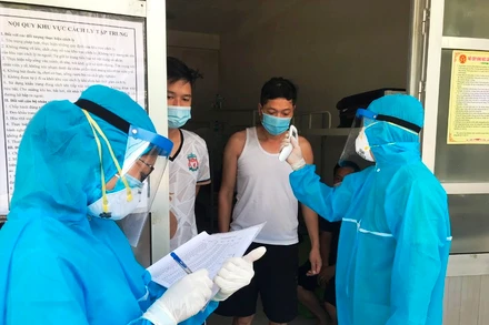 Nhân viên y tế kiểm tra sức khỏe các trường hợp phải cách ly tập trung tại ký túc xá Đại học Hải Dương.