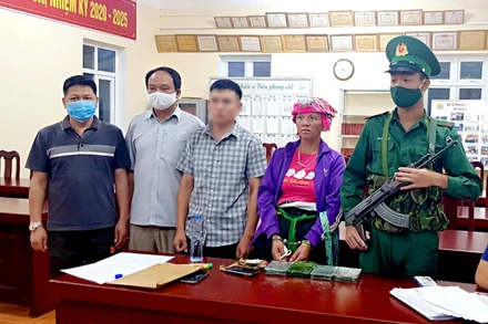Đối tượng Lò Thị Ươi (thứ hai từ phải sang) cùng tang vật khi bị bắt giữ.