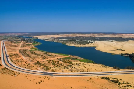 Thắng cảnh Bàu Trắng, huyện Bắc Bình và tuyến đường ven biển Hòa Thắng-Hòa Phú nằm trong Khu DLQG Mũi Né.