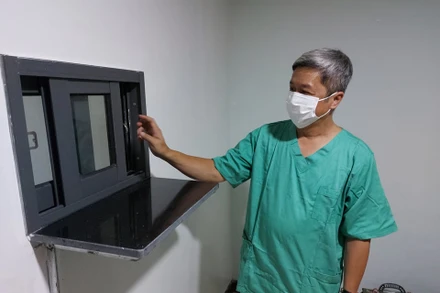 Thứ trưởng Nguyễn Trường Sơn kiểm tra công tác lắp đặt trang thiết bị y tế để đón bệnh nhân nặng.