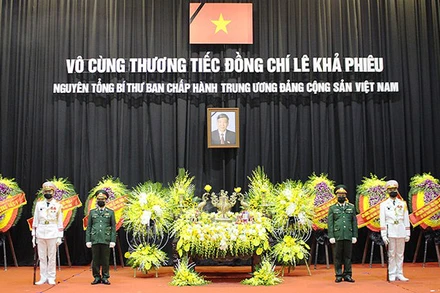 Quân lễ thường trực bên nguyên Tổng bí thư Lê Khả Phiêu.