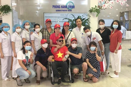 Bệnh nhân (ngồi xe lăn) được xuất viện, về nước an toàn.