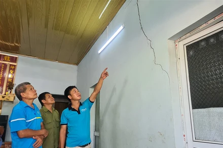 Vết nứt kéo dài từ trên trần nhà của gia đình anh Nông Văn Quân.