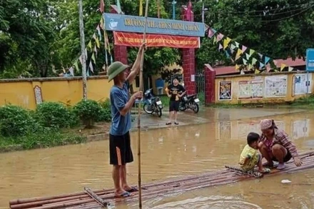 Nước lũ dâng cao khiến trung tâm xã Minh Chuẩn huyện Lục Yên ngập sâu.