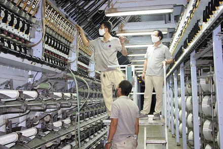 Công nhân vận hành xưởng filament của VNPOLY và chuyên gia của SSFC.