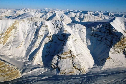 Băng trên đảo Ellesmere của Canada được nhìn thấy trong chuyến bay khảo sát của NASA vào ngày 1-4-2014. Ảnh: Reuters/NASA.