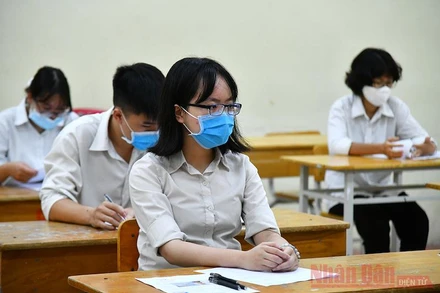 Thí sinh chờ phát đề môn Ngữ văn, Kỳ thi tốt nghiệp THPT 2020 tại Điểm thi Trường THPT Việt Đức, Hà Nội (Ảnh: THUỶ NGUYÊN)