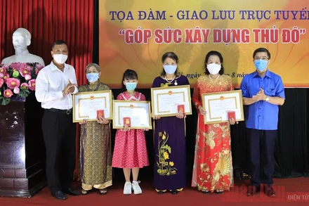 Đại diện Ban Tổ chức trao danh hiệu “Người tốt, việc tốt” tới bốn cá nhân tiêu biểu.