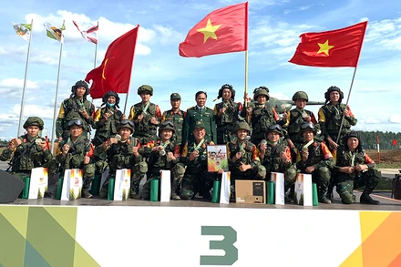 Đội tuyển Công binh bảo vệ thành công Huy chương Đồng cuộc thi Kíp xe công binh “Lộ trình an toàn” tại Army Games 2020. Ảnh: HUY LINH/QĐND