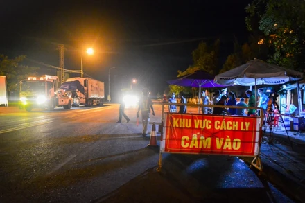 Chốt đêm lúc 0 giờ. (Ảnh: XUÂN SƠN)