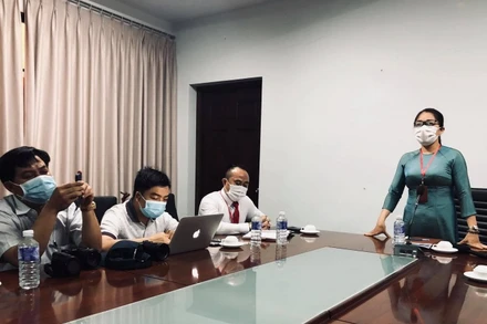 Bà Lê Thị Lan giải thích với Đoàn kiểm tra.