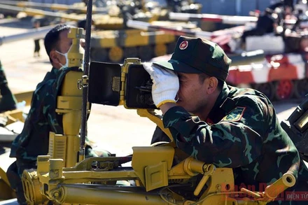 Kiểm tra kỹ thuật và hiệu chỉnh trang thiết bị trên xe. Ảnh: TRỌNG HẢI