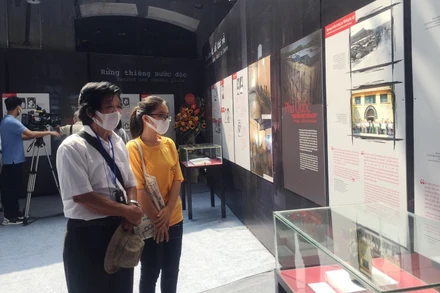 Khách tham quan trưng bày "Chắp cánh ước mơ".