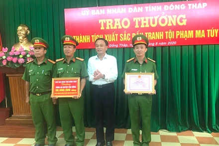 Chủ tịch UBND tỉnh Đồng Tháp Nguyễn Văn Dương khen thưởng Công an huyện Tân Hồng.