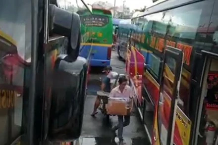 Xe khách chở hàng trên khoang hành khách, nguy cơ cháy nổ, mất an toàn