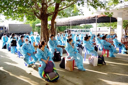 Các công dân về đến địa điểm cách ly (Ảnh: THANH NAM)