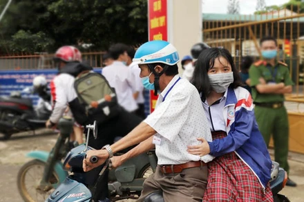 Tố Uyên được bác bảo vệ Trường THPT chuyên Bảo Lộc đưa đón đi thi. (Ảnh: K.P)