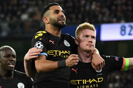 Kevin De Bruyne (phải) ăn mừng sau khi sút tung lưới người đồng đội cùng ĐTQG Bỉ Thibaut Courtois trên chấm phạt đền. (Ảnh: Skysports)