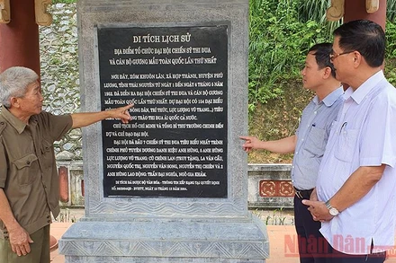 Bia di tích lịch sử Địa điểm nơi tổ chức Đại hội Thi đua lần thứ nhất, xóm Khuân Lân, xã Hợp Thành, huyện Phú Lương, tỉnh Thái Nguyên.