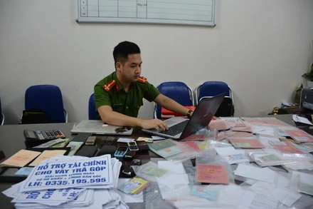 Lực lượng công an thu giữ nhiều tang vật liên quan việc cho vay nặng lãi của các đối tượng.