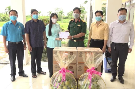 Trao quà cho lực lượng làm nhiệm vụ tại khu cách ly tập trung ở TP Sa Đéc.