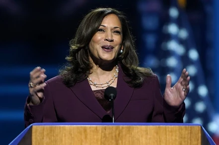 Bà Harris phát biểu trong Đại hội toàn quốc của đảng Dân chủ, ngày 19-8. (Ảnh: AP)