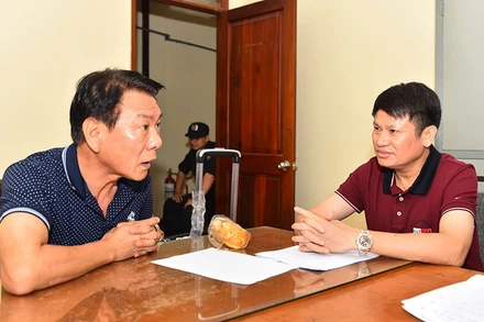 Đối tượng cầm đầu đường dây ma túy Kim SooSik từng là Cảnh sát Hàn Quốc (ngồi bên trái).