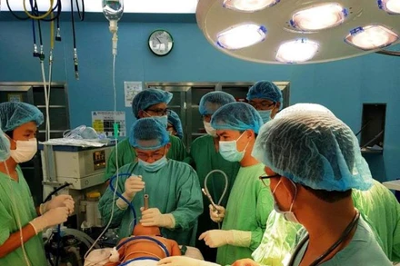 Các bác sĩ tiến hành soi thanh khí phế quản để lấy dị vật cho cháu bé. (Ảnh: Bệnh viện cung cấp)