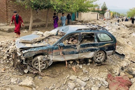 Ô-tô tại Charikar, thủ phủ tỉnh Parwan, bị hư hại nặng nề sau trận lũ quét. (Ảnh: Reuters)