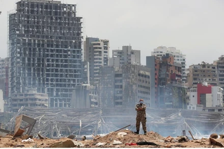 Một binh sĩ đứng tại hiện trường vụ nổ. (Ảnh: Reuters)