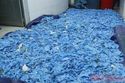 Số lượng lớn đồ bảo hộ y tế đã qua sử dụng.