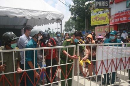 Lực lượng chức năng tháo dỡ rào chắn trên đường Hồ Văn Đại.