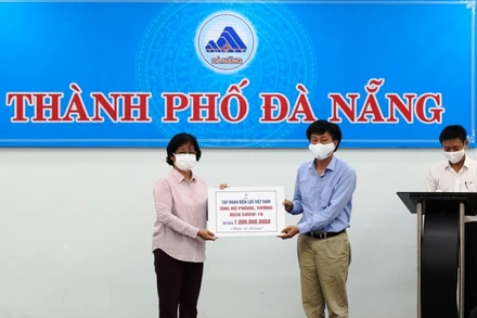 Đại diện EVN trao số tiền ủng hộ một tỷ đồng phòng, chống dịch Covid-19.