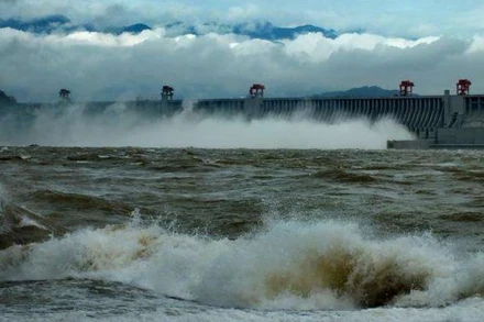 Đập Tam Hiệp xả lũ. (Ảnh: Tân Hoa xã)