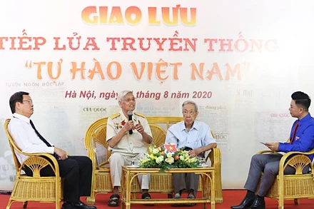 Các đại biểu khách mời chia sẻ tại chương trình.