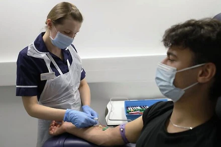 Nga sẽ tiêm miễn phí vaccine ngừa Covid-19 cho người dân. (Nguồn: AP)